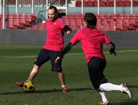 Iniesta y Bojan se entrenarn cinco veces antes del derbi. Foto: Archivo FCB