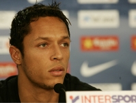 Adriano ha estat el primer futbolista que ha parlat a la nova sala de premsa de la Ciutat Esportiva. Fotos: Miguel Ruiz