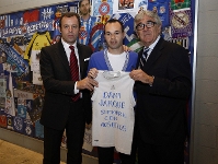 Los presidentes del Espanyol y el Bara, Daniel Snchez Llibre y Sandro Rosell, con Andrs Iniesta. Fotos: RCD Espanyol