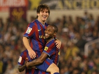 Keita levanta a Messi. Fotos: Archivo FCB