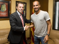 Rosell y Guardiola, despus de haber firmado el acuerdo. Foto: lex Caparrs-FCB