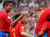 Marc Bartra y Carles Planas celebran el gol de Espaa. Fotos: uefa.com