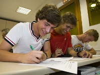 Foto: lex Caparrs (FCB). D'esquerre a dreta, Sergi Roberto i Marc Muniesa, del Bara B i Oriol Rosell, del Juvenil A.