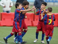 Los jugadores del Benjamn A celebran uno de los diez goles conseguidos frente al Martinenc. Fotos: Miguel Ruiz/lex Caparrs-FCB.