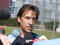 Joan Barbar atendiendo a los medios de comunicacin en la Ciudad Deportiva. Fotos: lex Caparrs-FCB.