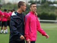 Oriol Romeu con el recuperador Albert Altarriba en una de les sesiones del Bara B. Fotos: archivo FCB.