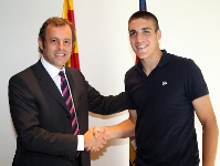 Apretn de manos entre Sandro Rosell y Oriol Romeu. Fotos: Miguel Ruiz-FCB.