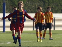 Dani Olmo celebra uno de los dos goles que marc con el Infantil B azulgrana contra el Manlleu. Fotos: archivo FCB/Severino Fernndez Sainz.