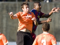 Etock, mxim golejador del Juvenil A, pugnant per la pilota amb un jugador de l'Osca en el partit de dissabte passat. Fotos: lex Caparrs-FCB.
