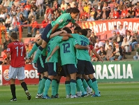 Los jugadores del Bara B celebran el gol de Nolito en el Nou Estadi de Tarragona. Fotos: ampress.