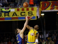 Foto: Terence Morris, con la camiseta del Maccabi, en uno de los ya clsicos enfrentamientos entre catalanes e israelitas