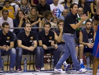 Pascual felicita al equipo por el primer ttulo de la temporada (Fotos: lex Caparrs - FCB)