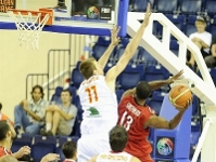 Vzquez en una acci defensiva davant Canad. Foto: www.fiba.com