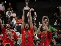 Gasol levantando el trofeu del Mundial de 2006 en Japn (Foto: www.fiba.com)