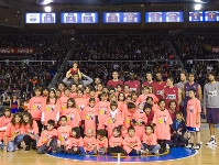 Los jugadores del Regal Bara con los nios y nias que han participado del entreno. Foto: lex Caparrs-FCB