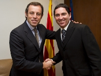 Encajada de manos entre Sandro Rosell y Pascual, una vez firmado el acuerdo. Foto: lex Caparrs-FCB