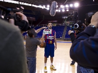 Navarro, enmig del rodatge de l'espot de Regal. (Fotos: lex Caparrs - FCB)