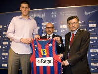 Perovic, el da de su presentacin. Fotos: Arxiu FCB y lex Caparrs - FCB.