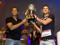 Villa y Adriano, con la Supercopa de Espaa, durante el Congreso de Peas. Fotos: lex Caparrs-FCB