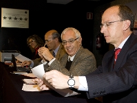 El directivo Jordi Cardoner en un momento del sorteo, acompaado del notario y de empleados del club. Fotos: lex Caparros / FCB