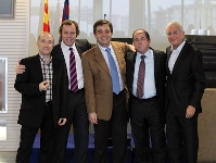 El presidente Rosell y el director general Antoni Rossich al lado de los trabajadores reconocidos por los 25 aos de servicio al Club. Foto: Miguel Ruiz.