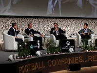 Rosell, acompaado del resto de conferenciantes de la sesin. Foto: Globesoccer