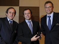 Rosell, con el presidente de la UEFA, Michel Platini, y el secretario general, Jerome Valcke. Foto: FIFA.com