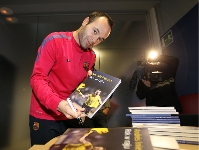 Andrs Iniesta amb l'edici polonesa del seu llibre 'Un any al parads'. Foto: Miguel Ruiz.