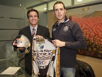 Adam Raga haciendo entrega de su casco y camiseta a Jordi Penas, director del Museu FCB. Foto: Germn Praga- FCB