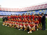 El primer equipo de la USAP de Perpin se fotografa en el Camp Nou. Foto: Alex Caparrs.