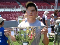 Sergio, uno de los chicos del grupo de la ONCE, alzando el ttulo de la Copa del Rey.