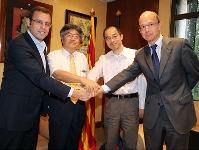 Los vicepresidentes-directores de Sharp, Hisashi Okayama y Tetsuya Ogata, el presidente del FC Barcelona Sandro Rosell y el vicepresidente del rea Social Jordi Cardoner, despus de firmar el acuerdo este jueves. Fotos: Miguel Ruiz-FCB