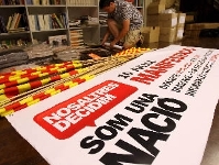 Preparativos para la manifestacin en la sede de mnium. (Foto: EFE)