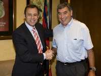 Encaixada de mans entre Sandro Rosell, president del Bara, i Eddy Merckx, millor ciclista de tots els temps. Fotos: lex Caparrs-FCB.