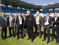 Sandro Rosell i Paul Goz, president de la USAP, al centre, a la gespa de l'estadi Aim Giral. Foto: Arxiu