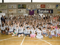 Foto de familia con los deportistas y los beneficiarios. Foto: lex Caparrs / FCB