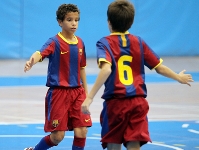 Sergi Serrano, dorsal 6, celebra uno de sus seis goles. Fotos: Miguel Ruiz - FCB.