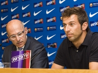 Jordi Torras, con Joan Blad, el da de su presentacin. Foto: Archivo FCB.