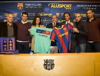 Foto de familia con las camisetas luciendo el nuevo patrocinador. (Fotos: lex Caparrs - FCB)