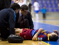 Saad siendo atendido. Foto: lex Caparrs - FCB.