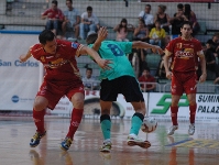 Vinicius disputa el baln ante Lin. Fotos: LNFS.