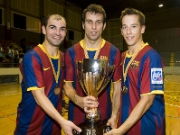 Los tres fichajes del verano posan con la Copa Catalunya. Fotos: Archivo FCB.