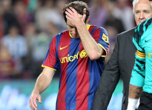 Maxwell es retira preocupat del terreny de joc. Foto: Miguel Ruiz (FCB).