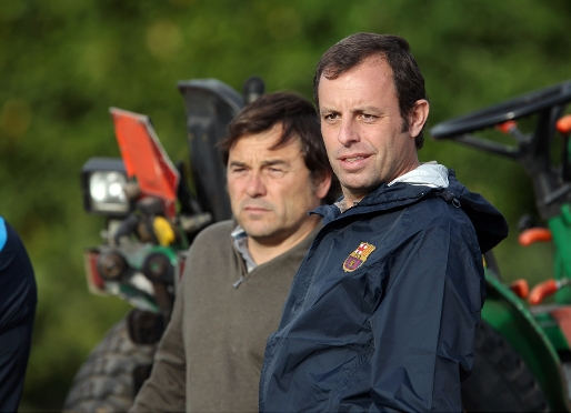 El presidente Sandro Rosell mirando el mircoles el entrenamiento del Bara en la Ciudad Deportiva del Arsenal. Foto. Miguel Ruiz (FCB)