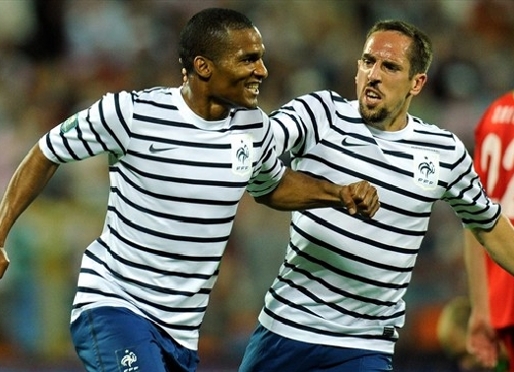 Malouda y Ribery celebrando el gol del empate de Francia. Foto: UEFA.com