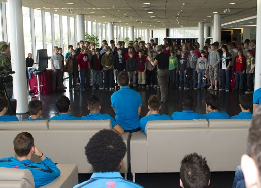 Els nois del Cor Windsbach han cantat a l'Espai roma, sota l'atenta mirada dels residents de la Masia. Fotos: lex Caparrs/FCB