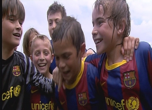 Los jugadores del Benjamn B celebran el ttulo de Liga ante las cmaras de Bara TV que estaban ofreciendo el partido del equipo de Marcel Sans contra el Espanyol.