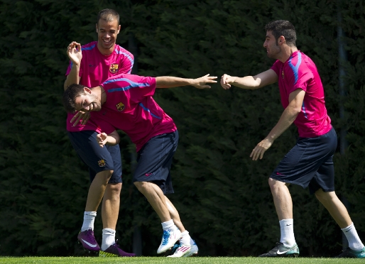 Mio, edu Oriol y Benja bromean en el entrenamiento de este viernes. Fotos: lex Caparrs y Archivo FCB