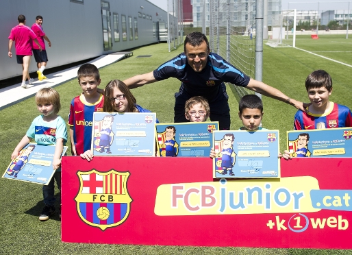 Luis Enrique, con los nios de la web junior