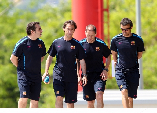 Luis Enrique, con algunos miembros del cuerpo tcnico del filial, una vez finalitzado el entrenamiento de este viernes. Fotos:Miguel Ruiz/FCB